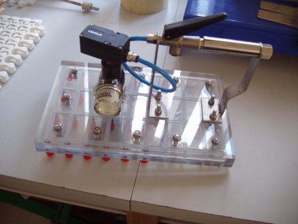 Solar cell vacuum lifter